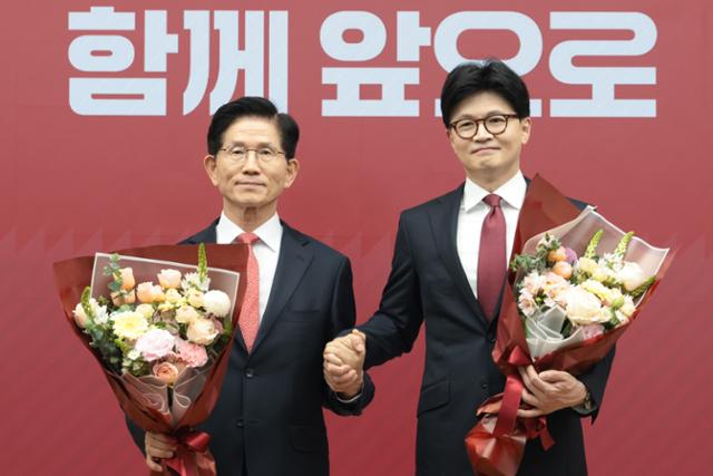 국민의힘 2차 경선 결선에 진출한 김문수, 한동훈 후보가 29일 서울 여의도 중앙당사에서 열린 제21대 대통령후보자 선출을 위한 3차 경선 진출자 발표에서 꽃다발을 들고 기념촬영을 하고 있다. 고영권 기자
