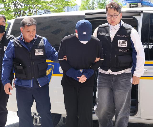 충북 청주의 한 고등학교 내외부에서 흉기 난동을 벌여 교사와 주민 등 6명을 다치게 한 A(17)군이 30일 영장실질심사에 출석하기 위해 청주지법에 들어가고 있다. 연합뉴스