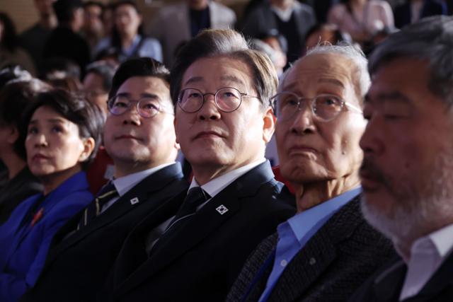 이재명(가운데) 더불어민주당 대선 후보가 30일 서울 여의도 국회 의원회관에서 열린 더불어민주당 제21대 대통령선거 '진짜 대한민국' 중앙선거대책위원회 출범식에서 영상을 보고 있다. 뉴시스