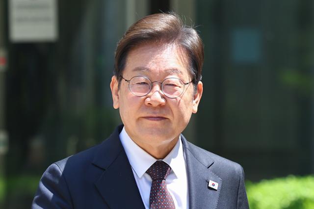 이재명 더불어민주당 대선 후보가 29일 서울 서초구 서울중앙지법에서 열린 '대장동 배임·성남FC 뇌물' 1심 속행 공판이 끝난 뒤 법원을 나서고 있다. 연합뉴스