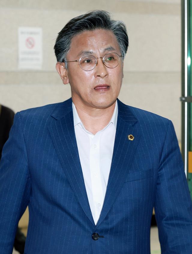 박성만 경북도의회 의장이 30일 서울 서초구 서울중앙지방법원에서 열린 구속 전 피의자심문(영장실질심사)에 출석하고 있다. 뉴스1