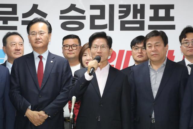 30일 서울 여의도 김문수 전 고용노동부 장관 경선 캠프 사무실에서 홍준표 전 대구시장 캠프 소속 의원 등의 지지선언식이 열린 가운데 김 전 장관이 발언하고 있다. 김문수 캠프 제공