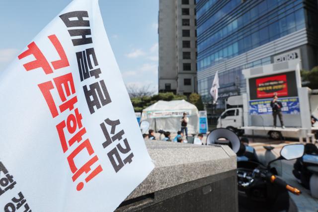 민주노총 서비스연맹 배달플랫폼노조 조합원들이 지난달 10일 서울 송파구의 우아한형제들 본사 앞에서 '배달의민족 규탄! 배달료 삭감! 분노한 라이더' 긴급 규탄대회를 하고 있다. 배달플랫폼노조는 이날 "기본 배달료 삭