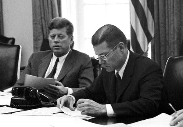 1962년 쿠바 미사일 위기와 관련해 소집된 국가안전보장회의(NSC)에 참석한 존 F 케네디(왼쪽) 당시 미국 대통령과 로버트 맥나마라 국방부 장관. 텔레그래프 홈페이지 캡처