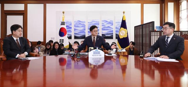 우원식 국회의장(가운데)이 지난 3월 31일 서울 여의도 국회에서 정부의 '10조 필수추경' 방안 등을 논의하기 위한 여야 원내대표 회동을 주재하고 있다. 왼쪽부터 권성동 국민의힘 원내대표, 우 의장, 박찬대 더불어