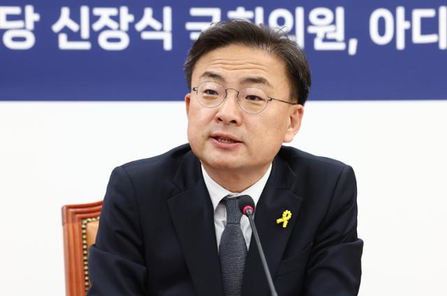 신장식 조국혁신당 의원이 지난달 16일 서울 여의도 국회에서 열린 을지로위원회 아디다스 코리아·점주협의회 상생협약식에서 발언하고 있다. 뉴스1
