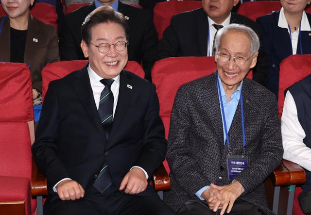 이재명(왼쪽) 더불어민주당 대선후보가 30일 오후 서울 여의도 국회 의원회관에서 열린 더불어민주당 제21대 대통령선거 '진짜 대한민국' 중앙선거대책위원회 출범식에 참석해 윤여준(오른쪽) 상임총괄선거대책위원장과 대화하
