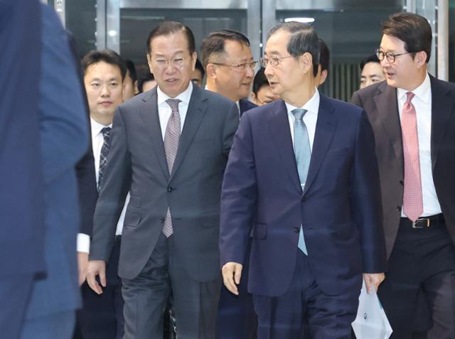 한덕수(오른쪽 두번째) 대통령 권한대행이 지난달 24일 서울 여의도 국회에서 열린 2025년도 제1회 추경예산안에 대한 정부 시정연설을 위해 본회의장으로 향하며 권영세(왼쪽 두번째) 국민의힘 비상대책위원장과 대화하고