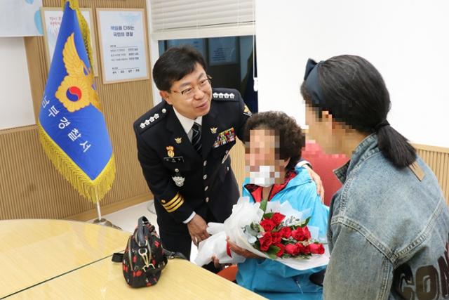 50년 전 헤어졌다가 경찰의 도움으로 상봉한 모녀가 1일 박찬영 경북 포항남부경찰서장에게 감사 인사를 전하고 있다. 포항남부경찰서 제공