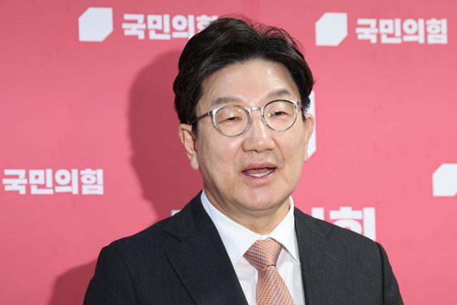 권성동 국민의힘 원내대표가 1일 국회에서 이재명 공직선거법위반 사건 관련 대법원의 선고 뒤 백브리핑을 하고 있다. 뉴시스