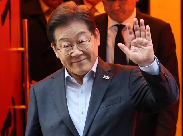 이재명 더불어민주당 대통령 후보가 1일 서울 종로구 식당에서 배달라이더, 택배기사 등 비전형 노동자들과 '당신의 하루를 만드는, 보이지 않는 영웅들'이란 주제로 간담회를 가진 뒤 손인사를 하고 있다. 뉴스1