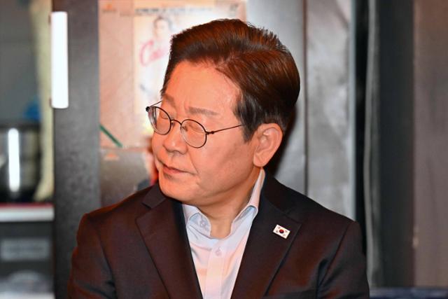 이재명 더불어민주당 대선 후보가 1일 서울 종로구의 한 포장마차에서 열린 배달라이더, 택배기사 등 비전형 노동자들과 간담회에서 생각에 잠겨 있다. 대법원 전원합의체는 이날 이 후보에게 무죄를 선고한 원심 판결을 파기