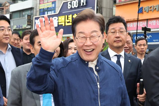 대법원이 이재명 더불어민주당 대선 후보의 공직선거법 위반 사건에 대해 유죄 취지로 파기환송 판결을 한 1일 이 후보가 전국 각지에서 민심을 듣는 '골목골목 경청투어'를 시작하며 경기 포천시 중앙로에서 시민들을 만나 