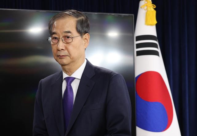 한덕수 대통령 권한대행 국무총리가 1일 서울 종로구 정부서울청사에서 사퇴 대국민담화를 마치고 이동하고 있다. 왕태석 선임기자