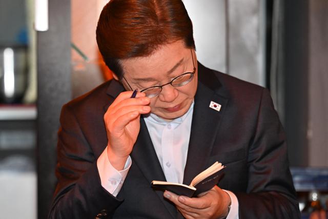 이재명 더불어민주당 대선 후보가 1일 서울 종로구의 한 음식점에서 열린 비전형 노동자 간담회에서 참석자들의 발언을 메모하고 있다. 뉴스1