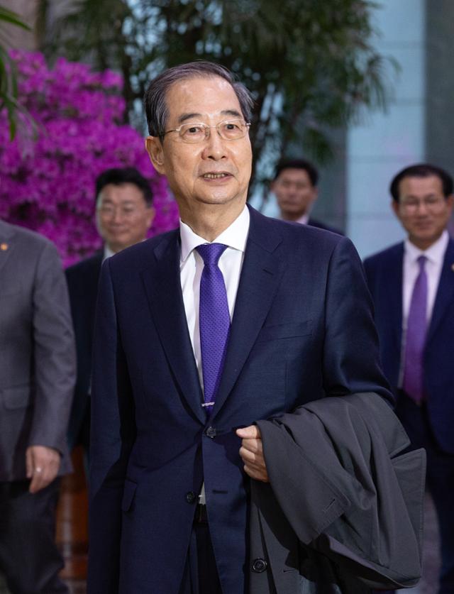 대선 출마를 위해 사퇴한 한덕수 국무총리가 1일 오후 정부서울청사를 떠나며 취재진에게 인사하고 있다. 왕태석 선임기자