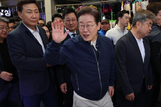 이재명 더불어민주당 대선 후보가 2일 오전 강원 철원군 동송전통시장을 찾아 상인들과 인사하고 있다. 뉴스1