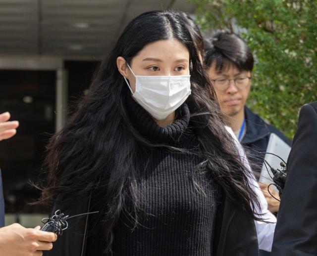 '입시비리' 혐의를 받는 조국 전 조국혁신당 대표의 딸 조민 씨가 지난달 23일 서울 서초구 서울중앙지법에서 열린 항소심 선고 공판을 마친 뒤 법원 청사를 떠나고 있다. 연합뉴스