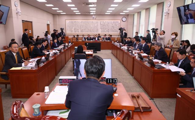 정청래 국회 법사위원장이 2일 국회에서 열린 법제사법위원회 전체회의에서 회의를 주재하고 있다. 뉴시스