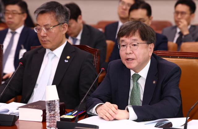 배형원(오른쪽) 법원행정처 차장이 2일 오전 서울 여의도 국회에서 열린 법제사법위원회 전체회의에서 의원 질의에 답변하고 있다. 왼쪽은 김석우 법무부 차관. 뉴스1