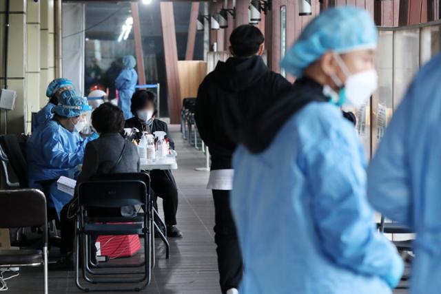 2022년 11월,시민들이 서울 송파구 보건소에 마련된 선별검사소에서 진단 검사를 받기 앞서 의료진과 문답을 나누고 있다.뉴스1