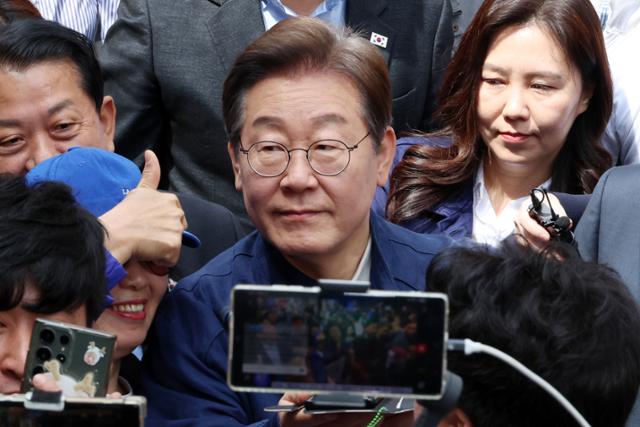 이재명 더불어민주당 대선 후보가 '골목골목 경청투어' 접경지역 방문 이틀째인 2일 강원도 화천군 중앙로 거리에서 지지자과 인사를 나누고 있다.화천=뉴시스