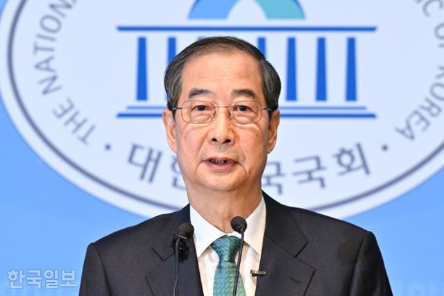한덕수 전 국무총리가 2일 국회 소통관에서 대선 출마 기자회견을 하고 있다. 박시몬 기자