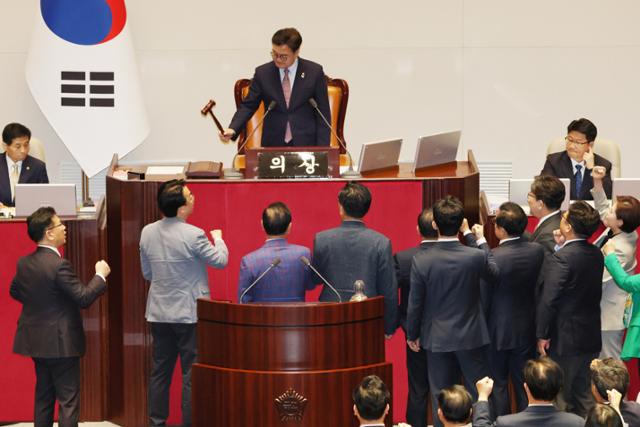 국민의힘 의원들이 1일 오후 서울 여의도 국회에서 열린 본회의에서 최상목 경제부총리 겸 기획재정부 장관 탄핵소추안을 상정하는 우원식 국회의장을 향해 항의 구호를 외치고 있다. 뉴스1