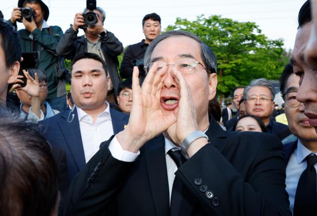 한덕수 전 국무총리가 2일 광주시 국립5.18민주묘역에 참배하려다 시민단체 반발로 입장이 막히자 "나도 호남 사람입니다"라고 외치고 있다. 뉴스1