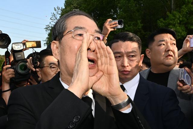 한덕수 전 국무총리가 2일 광주 북구 운정동 국립5·18민주묘지에서 오월 영령을 향한 참배에 나서던 중 참배를 반대하는 광주시민들에게 가로막혀 돌아선 뒤 시민들을 향해 읍소하고 있다. 광주=뉴시스