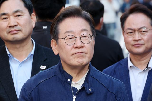 민심 청취를 위한 '경청 투어'에 나선 이재명(가운데) 더불어민주당 대선 후보가 2일 강원 인제군 원통전통시장을 방문한 뒤 백브리핑을 하고 있다. 인제=뉴시스