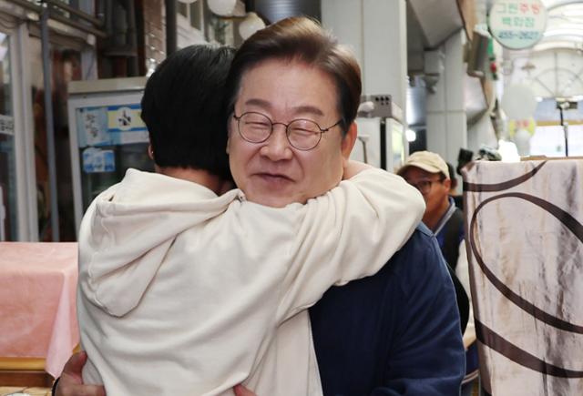 '골목골목 경청투어 : 접경벨트편'에 나선 이재명 더불어민주당 대선 후보가 2일 강원 철원군 동송전통시장을 찾아 한 지지자와 포옹을 하고 있다. 뉴스1