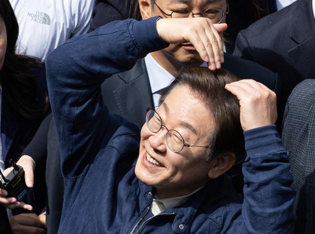 골목골목 경청투어:접경벨트편에 나선 이재명 더불어민주당 대선 후보가 2일 강원 화천군 화천공영버스터미널 인근에서 지지자들을 향해 하트를 그려보이고 있다. 화천=뉴스1