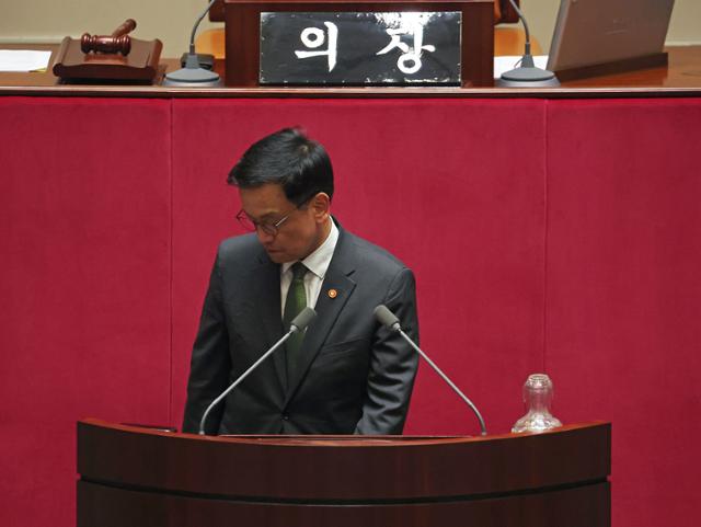 최상목 전 부총리 겸 기획재정부 장관이 1일 국회에서 본회의 표결 절차를 마친 뒤 회의장를 떠나고 있다.연합뉴스
