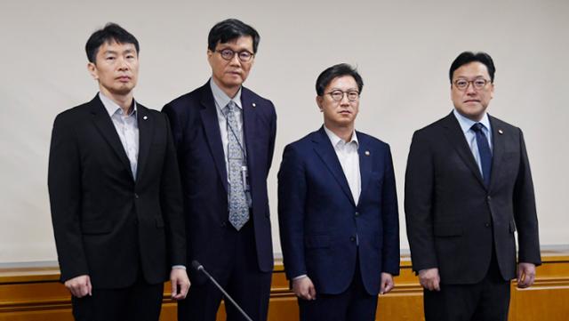 김범석(오른쪽 두 번째) 기획재정부 장관 직무대행이 2일 서울 중구 은행회관에서 열린 거시경제·금융현안간담회에 앞서 기념촬영하고 있다.기획재정부 제공