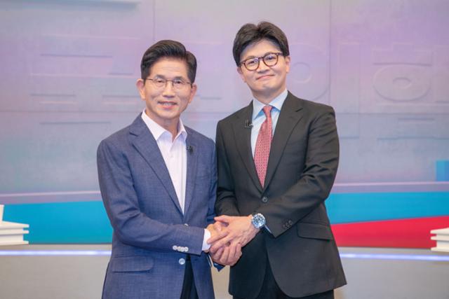 국민의힘 제21대 대통령후보 선출 경선 결선투표에 진출한 김문수(왼쪽) 전 고용노동부 장관과 한동훈 전 대표가 4월 30일 서울 중구 TV조선에서 TV토론에 앞서 포즈를 취하고 있다. 국회사진기자단 연합뉴스