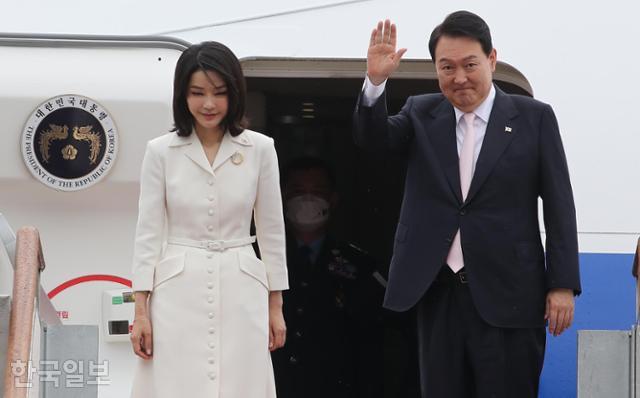 당시 윤석열 대통령과 김건희 여사가 2022년 6월 27일 취임 후 첫 해외 순방 일정으로 스페인 마드리드에서 열리는 북대서양조약기구(NATO) 정상회의 참석차 경기 성남 서울공항을 출발하며 손을 흔들고 있다. 성남