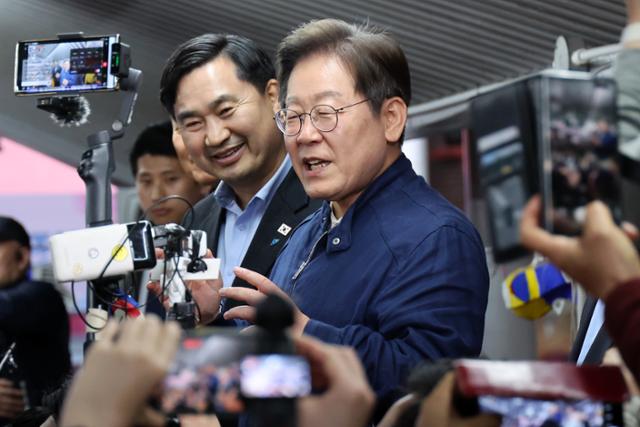 민심을 청취하는 '경청 투어'에 나선 이재명 더불어민주당 대선후보가 2일 오후 강원도 고성군 거진전통시장에서 상인과 주민들을 만나 연설하고 있다. 뉴시스