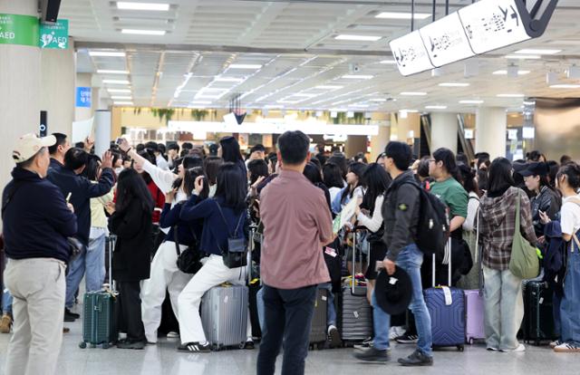 지난달 30일 제주공항이 관광객 등 입도객으로 붐비고 있다. 연합뉴스