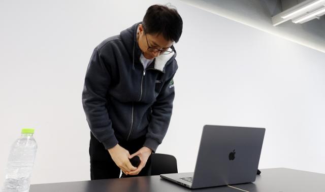 김석환 위믹스 재단 대표가 3일 오전 경기 성남시 판교 테크원타워에서 열린 '국내 가상자산 거래소의 위믹스 상장폐지 결정'과 관련 긴급 기자간담회에서 고개 숙여 사과하고 있다.성남=뉴시스