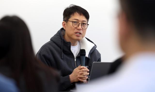 김석환 위믹스 재단 대표가 3일 오전 경기 성남시 판교 테크원타워에서 열린 '국내 가상자산 거래소의 위믹스 상장폐지 결정'과 관련 긴급 기자간담회에서 발언하고 있다.뉴시스