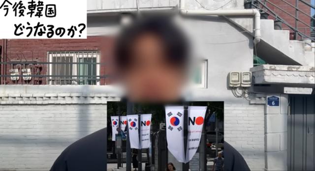 유튜브 K채널 운영자가 윤석열 전 대통령 파면 선고 당일 서울 용산구 한남동 대통령 관저 인근에서 일본어로 "이재명이 집권하면 일본 여행이 금지될 것"이라고 말하고 있다.그는 자신에 대해 "20년 이상 일본에 거주