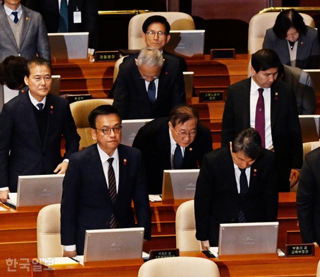 2024년12월 11일 국회에서 열린 제419회국회(임시회) 제1차 본회의 '윤석열 대통령 위헌적 비상계엄 선포 내란행위 관련 긴급현안질문'에서 국무위원들이 비상계엄 사태와 관련해 대국민 사과할 때 김문수 고용노동부