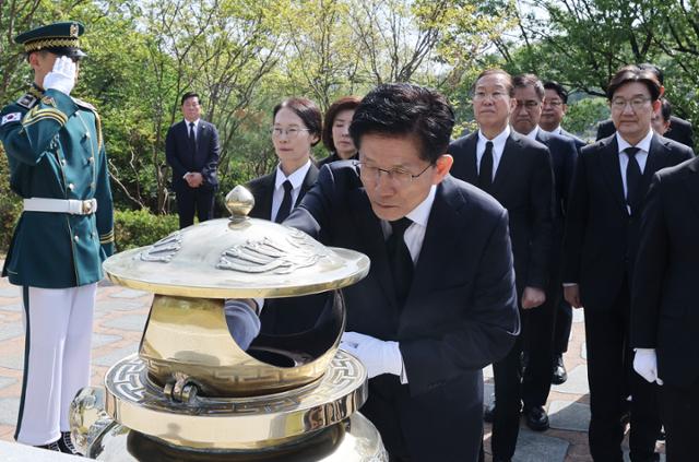 김문수 국민의힘 대통령 후보가 4일 오전 서울 동작구 국립서울현충원에서 김대중 전 대통령 묘역을 방문해 분향하고 있다. 뉴시스