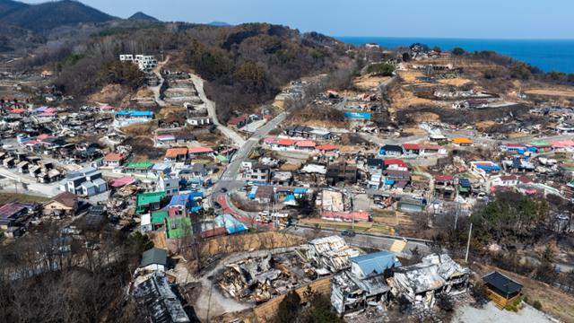 3월 26일 해안 마을인 경북 영덕군 영덕읍 노물리 마을이 산불 피해로 폐허로 변해 있다.영덕군 제공
