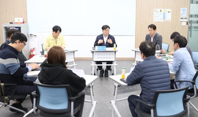 박승원(가운데) 경기 광명시장이 1일 광명 지하터널 사고 현장 상인 등과 만나 피해보상 대책에 대해 간담회를 하고 있다.광명시 제공
