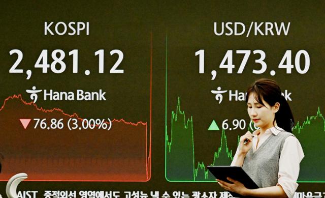 약 17개월 만에 공매도가 전면 재개된 3월 31일,서울 중구 하나은행 본점 딜링룸 현황판에 2,500선이 붕괴된 코스피가 표시돼 있다.왕태석 선임기자