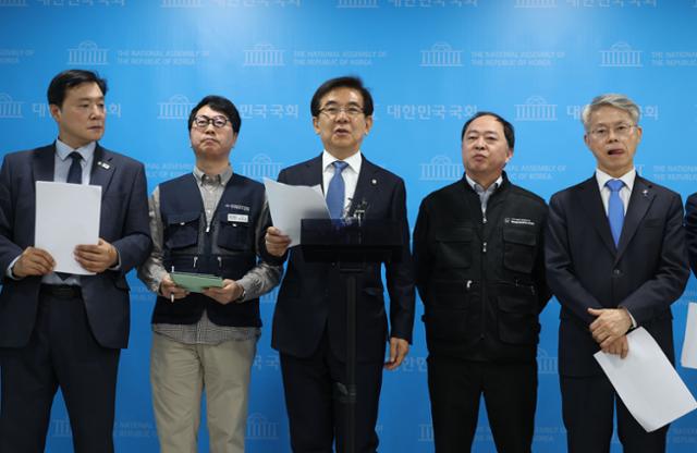 정일영(가운데) 더불어민주당 내란은폐 및 알박기 인사 저지 특별위원회 위원장과 한국마사회 노동조합원들이 지난달 28일 국회 소통관에서 열린 ‘한덕수 대통령 권한대행 국무총리 한국마사회 회장 등 공공기관 알박기 인사 