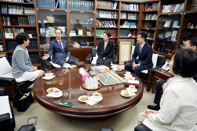대선 출마를 선언한 한덕수 전 국무총리가 일요일인 4일 예배 참석차 서울 종로구 종교교회를 찾아 전창희 담임 목사 등 교회 관계자들과 대화하고 있다. 한덕수 캠프 제공
