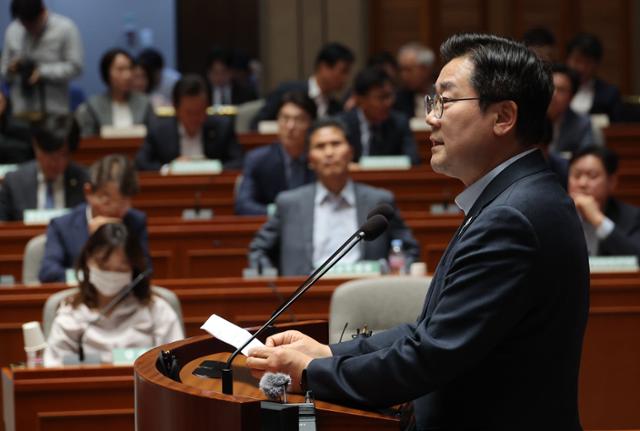 더불어민주당 박찬대 원내대표가 4일 국회에서 열린 긴급 의원총회에서 발언하고 있다. 연합뉴스